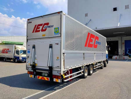 当社の10tパワーゲート車（車両後方）
