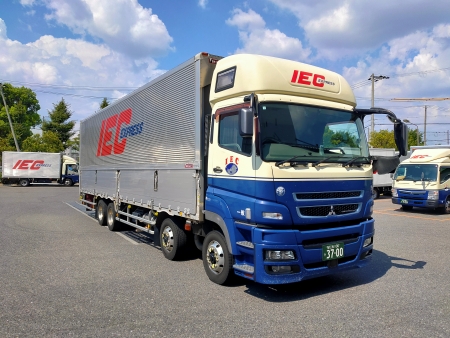 当社の10tパワーゲート車（車両前方）