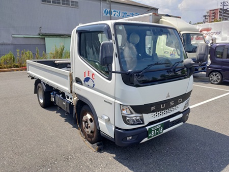 当社の2tパワーゲート平車（車両前方）