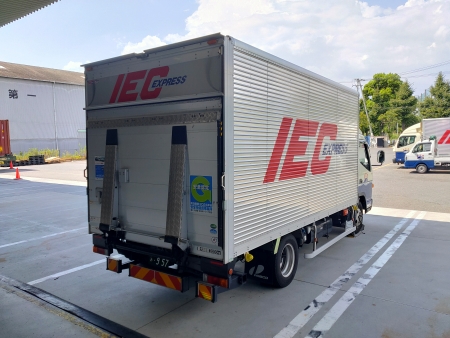 当社の2tパワーゲート車（車両後方）