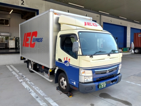 当社の2tパワーゲート車（車両前方）