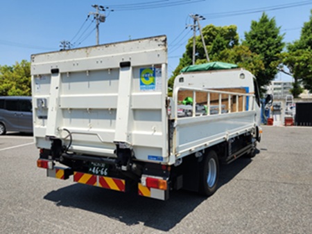 当社の3tパワーゲート平車（車両後方）