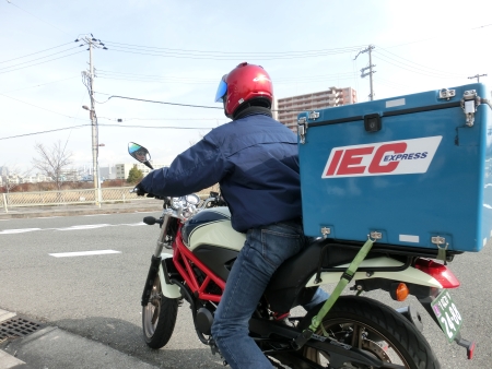 当社のオートバイ（車両後方）